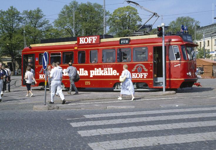 Punainen Koff-oluen tunnuksin maalattu pubiraitiovaunu, joka liikennöi kesäkaudella.