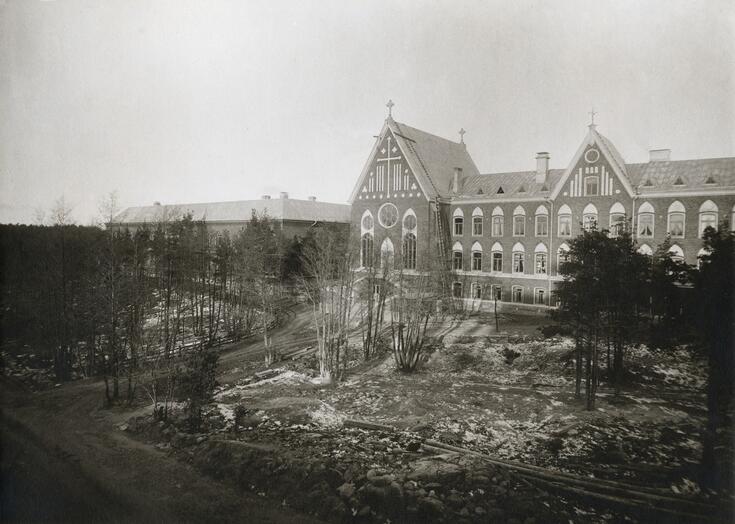 Diakonissanstaltens fasad på Första linjen i Berghäll fotograferad i slutet av 1800-talet.