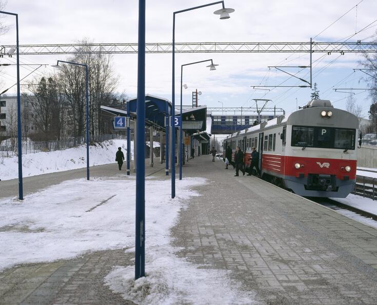 Tågstationen i Mosabacka. Lokaltåget P står på rälsen. Det är snö på marken.