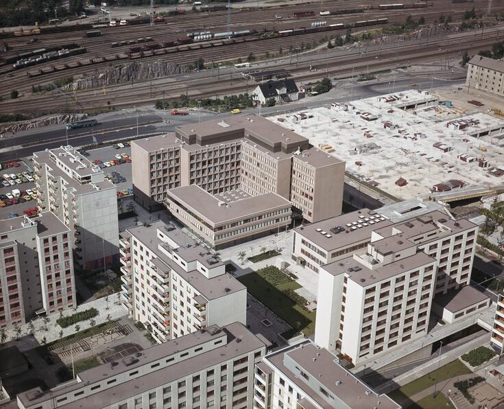 Nya betongbyggnader i Östra Böle 1977. Intill järnvägen i bakgrunden syns Böle gamla station, som senare flyttades till Loktorget. Stationsbron över bangården var ännu inte byggd.