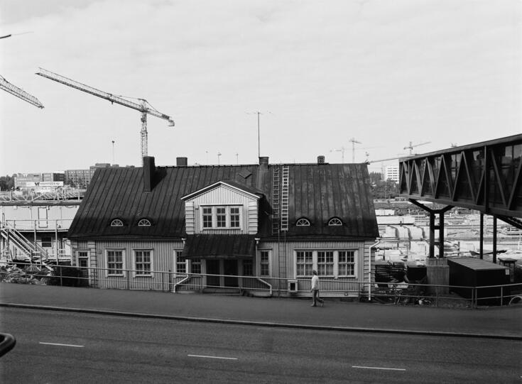 Pasilan vanha asema Ratapihantieltä kuvattuna. Aseman vieressä on jalankulkijoiden asemasilta.