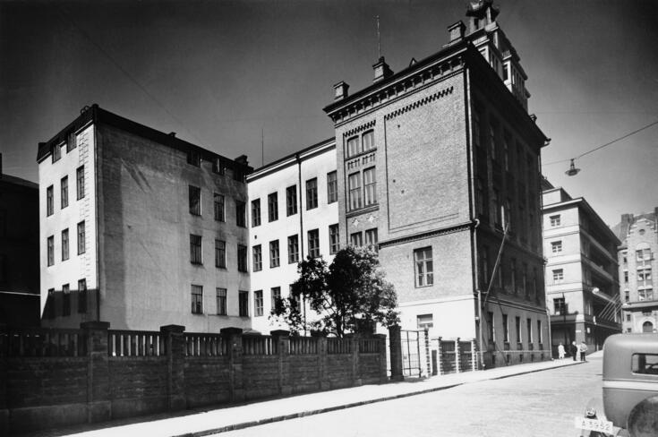 Helsingin suomalaisen yhteiskoulun vanha julkisivu Yrjönkadulla
