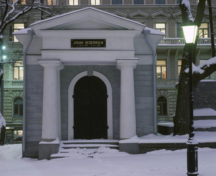 Kuva uusklassisesti koristeellisesta pienestä kivisestä rakennuksesta. Oven yläpuolella lukee Johan Sederholm.