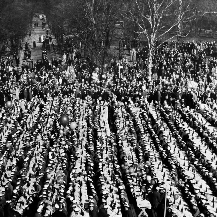 An aerial photo of students’ May Day celebrations in Kaivopuisto. Numerous long tables have been brought to the park, with hundreds of students sitting side by side.