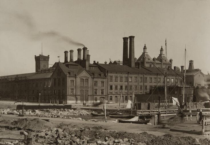 Sinebrychoffin panimon julkisivu valokuvattuna Bulevardilta 1890-luvulla.