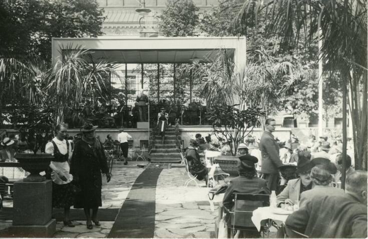 Esplanadin soittolava, etualalla asiakkaita Esplanadin ulkokahvilassa, vasemmalla tarjoilija. Kuvassa soittolava on jo uusittu (uusittiin v. 1939).