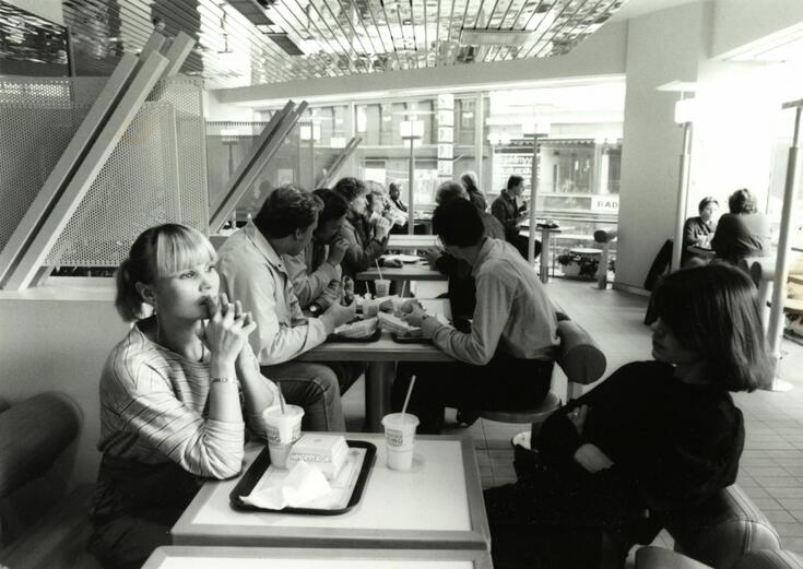 Burger King Kajsaniemigatan Helsingfors, kunder sitter och äter snabbmat.