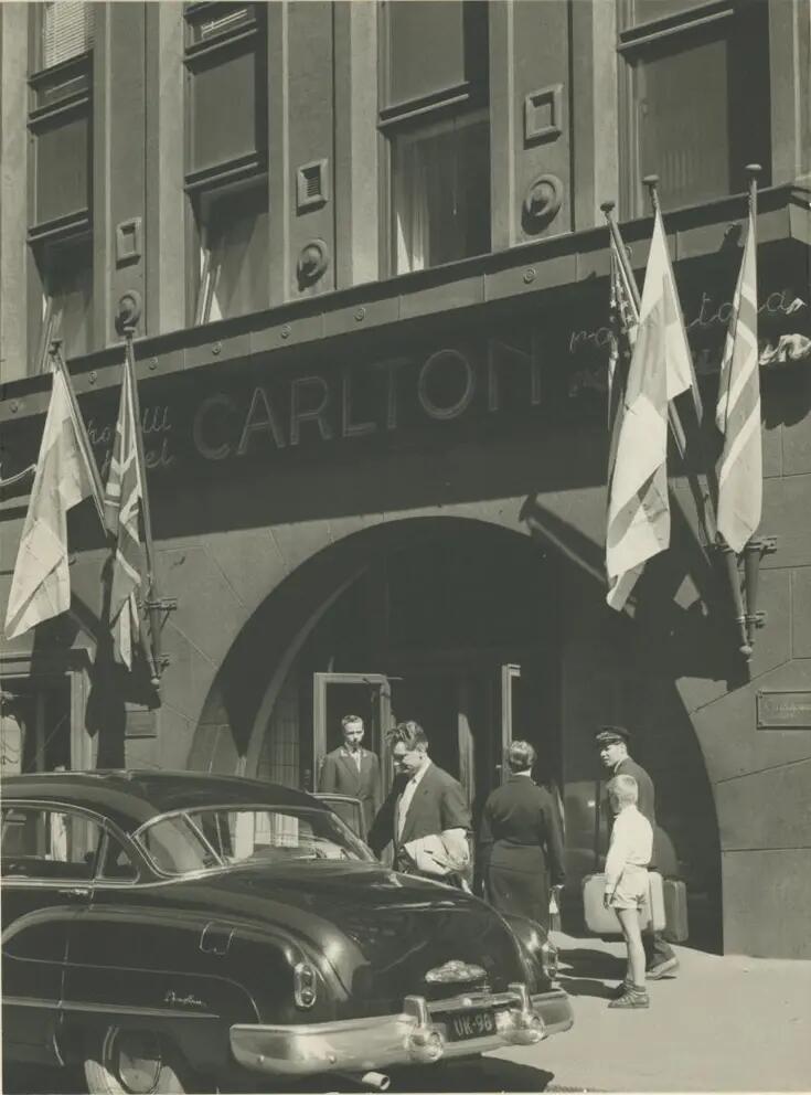 Hotelli Carltonin sisäänkäynti Aleksanterinkadulla. Asiakas astumassa autoon.