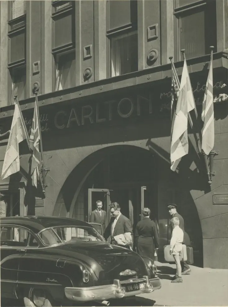 Hotell Carltons ingång på Centralgatan. En kund håller på att stiga in i en bil.