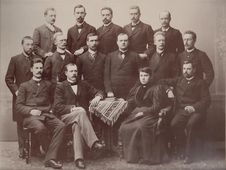 Neljätoista miestä ja yksi nainen ryhmäkuvassa. 