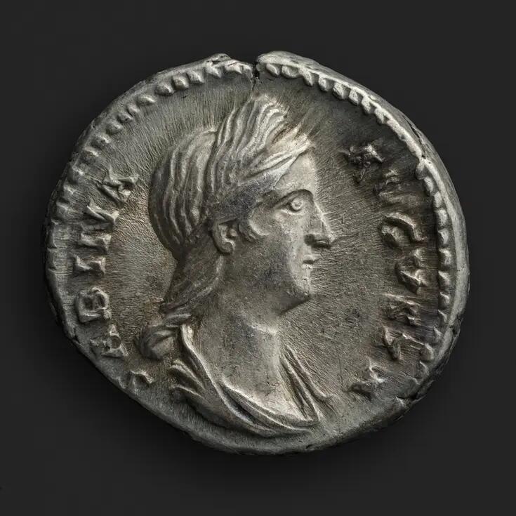 Roomalainen denaari. Etusivulla Sabinan, keisari Hadrianuksen vaimon, muotokuva. Takasivulla Venus-jumalatar, teksti VENERI GENETRICI viittaa jumalattareen äitihahmona ja keisarivallan perustajan Julius Caesarin suvun kantaäitinä.