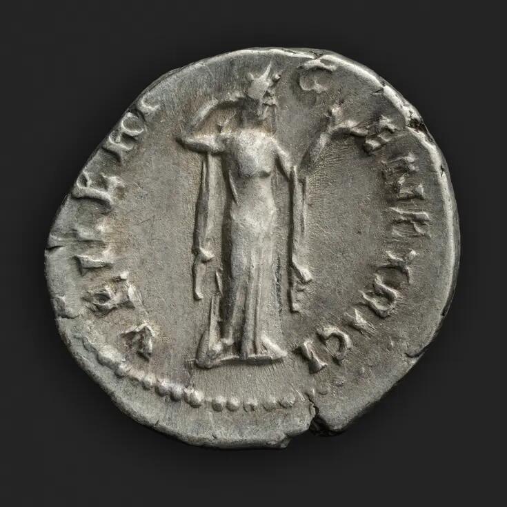 Roomalainen denaari. Etusivulla Sabinan, keisari Hadrianuksen vaimon, muotokuva. Takasivulla Venus-jumalatar, teksti VENERI GENETRICI viittaa jumalattareen äitihahmona ja keisarivallan perustajan Julius Caesarin suvun kantaäitinä.
