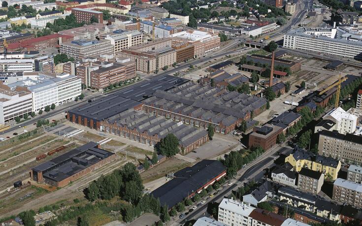 Ilmakuva Pasilan konepaja-alueesta. Punatiiliset rakennukset levittäytyvät parin hehtaarin kokoiselle alueelle.
