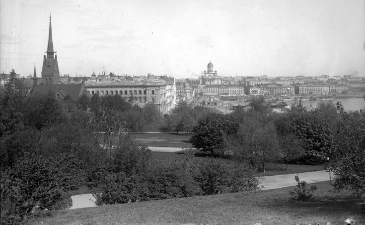 Observatoriebergets park. Tyska kyrkan till vänster, domkyrkan vid horisonten.