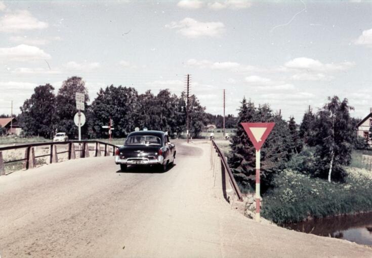 Malmilta tuleva Kirkonkyläntie yhtyy Hyryläntiehen. Nykyisin Siltamäen kevyen liikenteen silta. Auto sillalla on Kaiser vm. 1953. Sillan vasemmalla puolella on maalaiskunnan ja Helsingin kaupungin rajakyltti. 