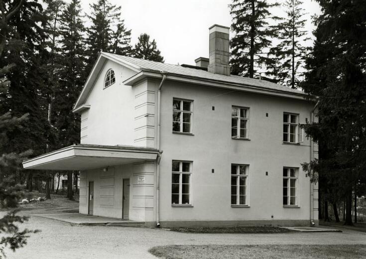 En ljusrappad byggnad i två våningar med sadeltak. På den vänstra kortsidan finns två ytterdörrar med ett skyddstak ovanför. På den nedre våningen finns tre fönster med åtta rutor vardera, och på den övre våningen tre fönster med sex rutor vardera.