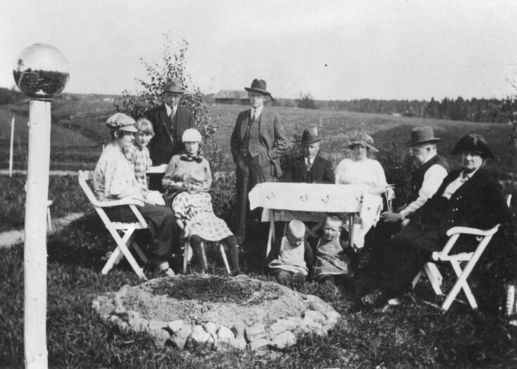 Dolly Anderssonin syntymäpäiviä vietetään Sommarbossa 19.7.1926. Vasemmalta Wega Sjöman, Gretel Andersson, filosofian maisteri Arthur Edberg, Saga Edberg, Dolly Andersson, Edvin Edberg, professori Johan Alfred Blomqvist, Ebba Kristina Andersson, arkkitehti Karl Fredrik Andersson ja Ida Maria Andersson. Maassa istuvat Ole ja Åke Andersson. Taustalla Keravanjoki ja Ala-Tikkurila pohjoiseen päin kuvattuna. Vasemmalla pylvään päässä on puutarhapallo, josta näkyy heijastus.