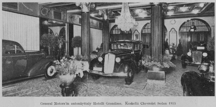 Hotellin ravintolasalissa on näytteillä henkilöautoja.