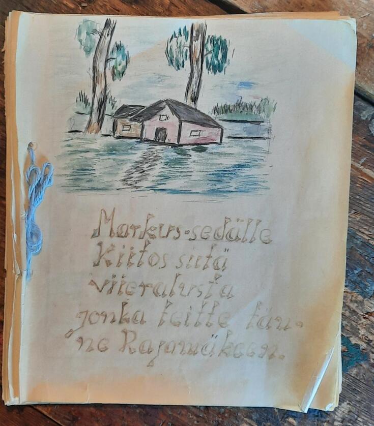Piirustuksia 14 kpl. Sidottu toisiinsa villalangalla. Päällimmäisenä maalaistalo, jonka alla on teksti Markus-sedälle kiitos siitä vierailusta, jonka teitte tänne Rajamäkeen.