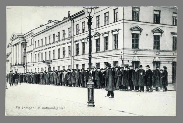 Helsingin valkokaartin vapaaehtoisia järjestäytyneenä valtioneuvoston linnan luona.
