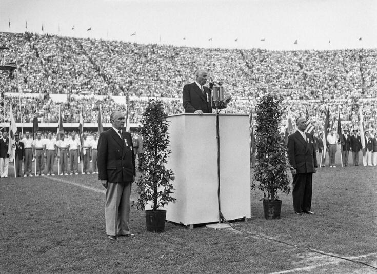Olympiska kommitténs president Sigfrid Edström förklarar OS i Helsingfors avslutat.