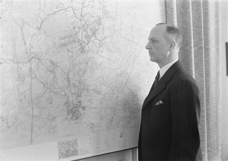 Stadsdirektör Eero Rydman fotograferad i sitt arbetsrum i slutet av 1940-talet.