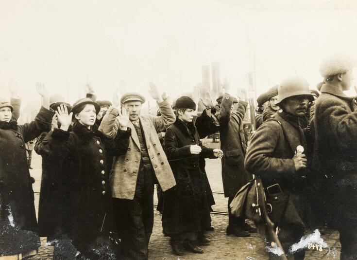 En tysk soldat och kapitulerade röda. De röda håller upp händerna. 