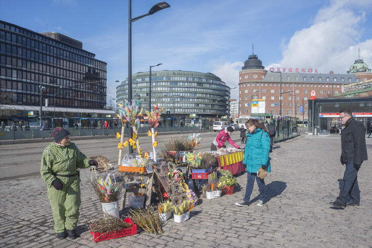 Näkymä Hakaniementorilta Siltasaarenkadulle vuonna 2018. Taustalla Ympyrätalo ja monikerroksisia liikerakennuksia.