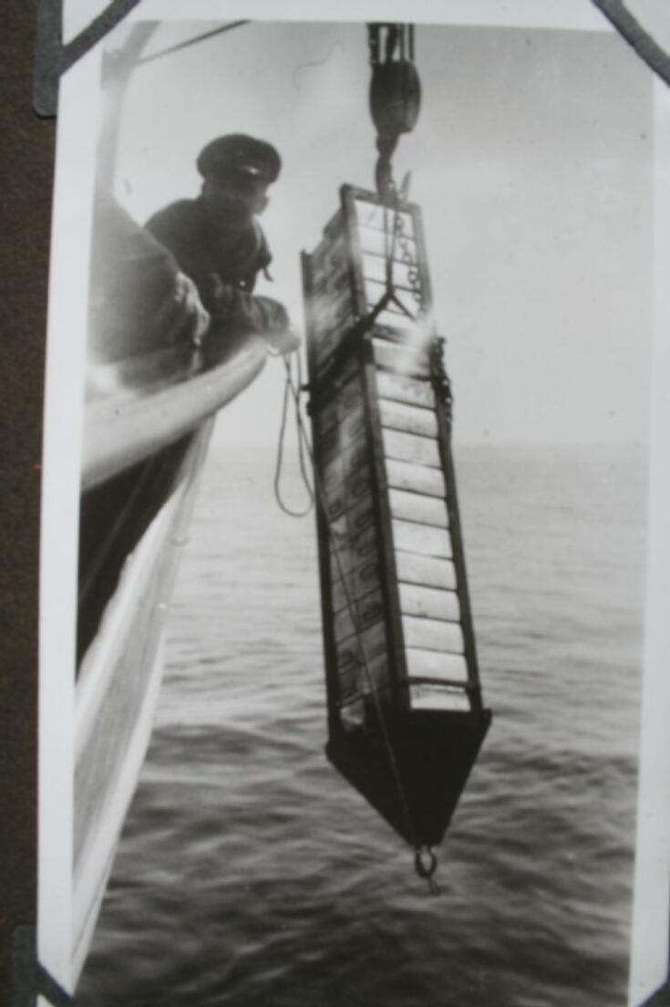 Nostokurjella nostetaan merestä veneen kannelle pitkänomainen metallikehikko, jonka sisällä on 17 pirtukanisteria.