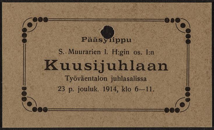 En ljusbrun papperslapp med den tryckta texten Pääsylippu S. Muurarien l. H:gin Os. 1:n Kuusijuhlaan Työväentalon juhlasalissa 23 p. jouluk, 1914 klo 6-11