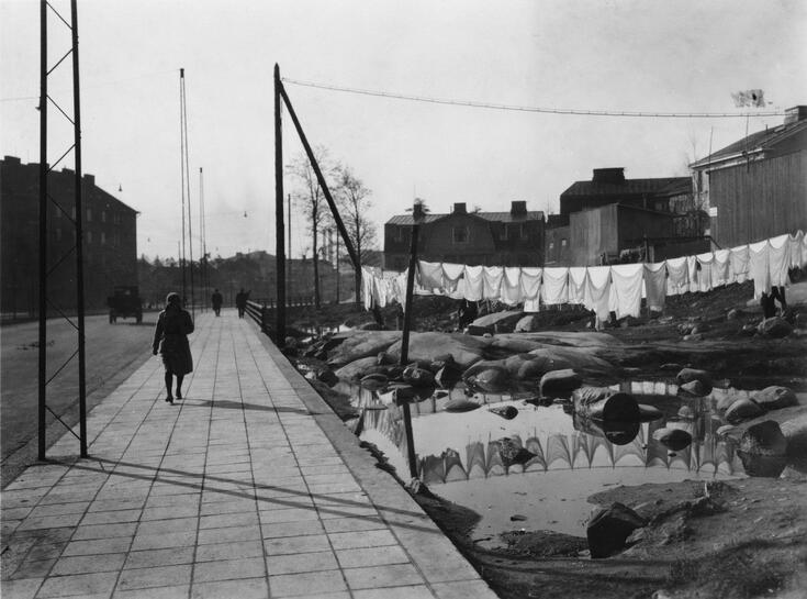 Pyykkiä kuivumassa Mäkelänkadun varrella, oikealla puolella. Mäkelänkatu 12, 10, 8, 13. Vasemmalla on Vallillantie 20. Rakennuskantaa on vähemmän, kuin nykyään.