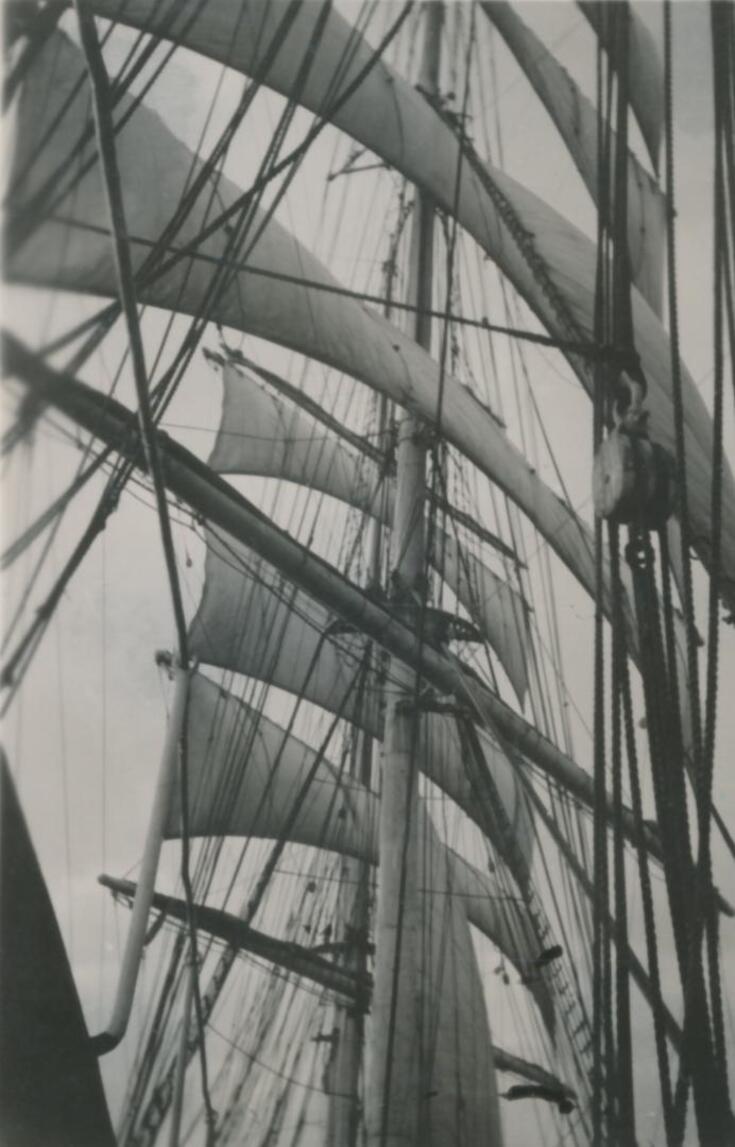 Purjelaivan purjeita, köysiä, mastoja ja puomeja.