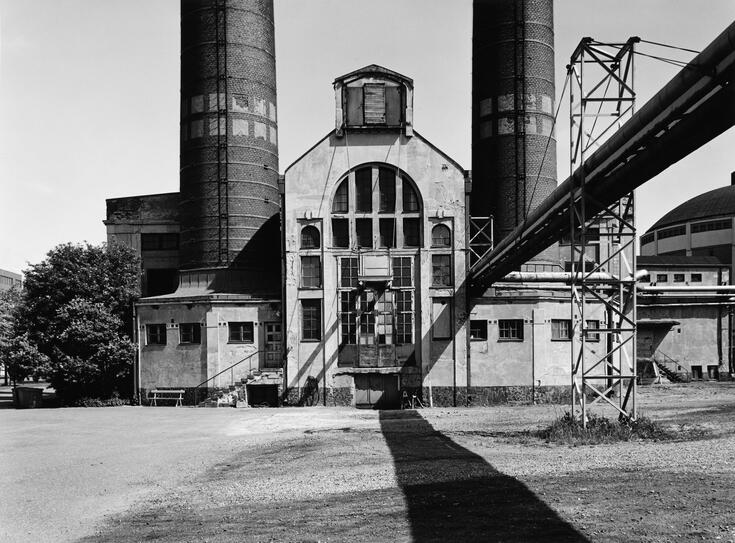 Suvilahden voimalaitoksen kattilahallin julkisivu