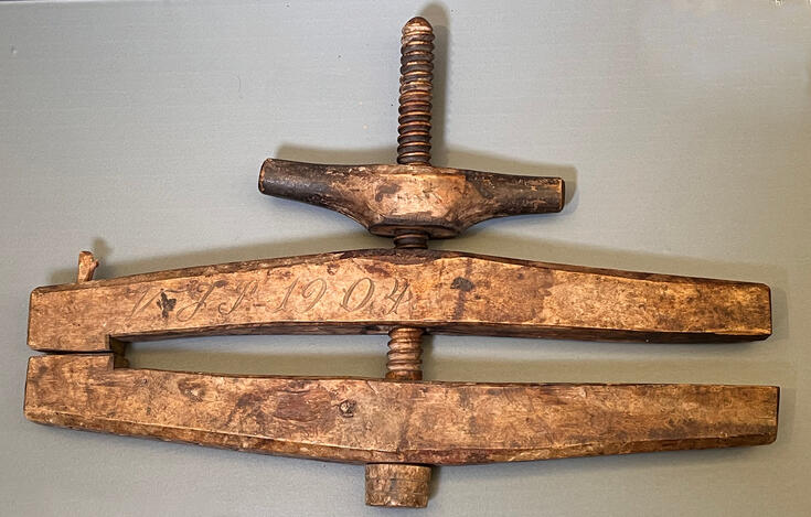 Närbild av en båttång av trä. 