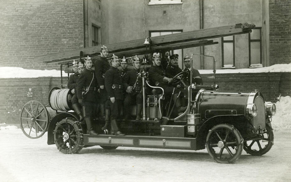 Ensimmäinen bensiinikäyttöinen ruiskuauto Scania-Vabis vuodelta 1916