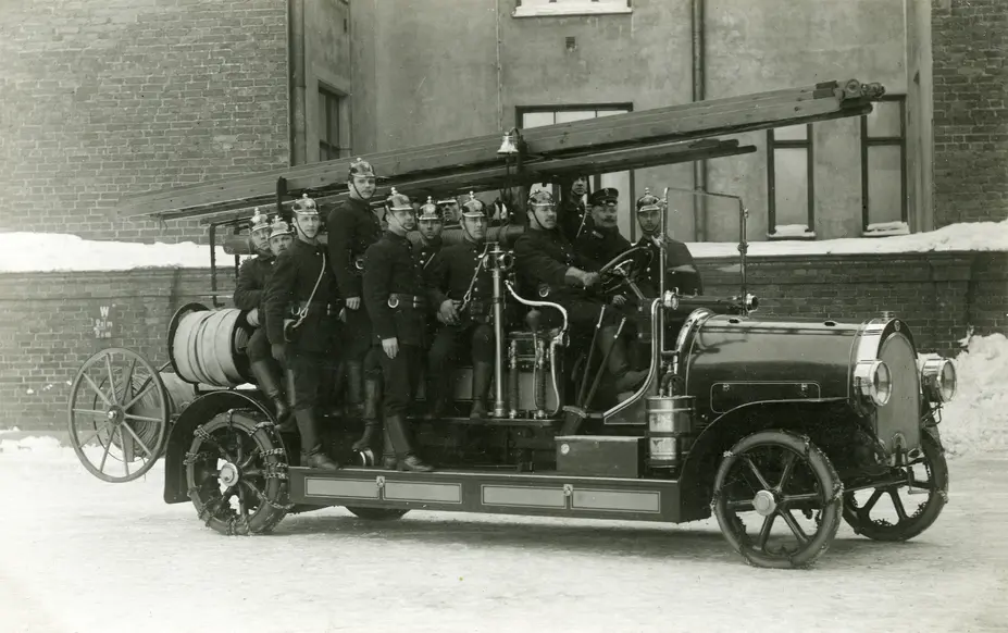 Ensimmäinen bensiinikäyttöinen ruiskuauto Scania-Vabis vuodelta 1916