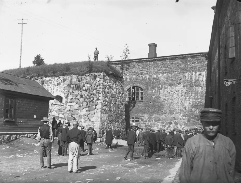 Punavankeja Suomenlinnassa