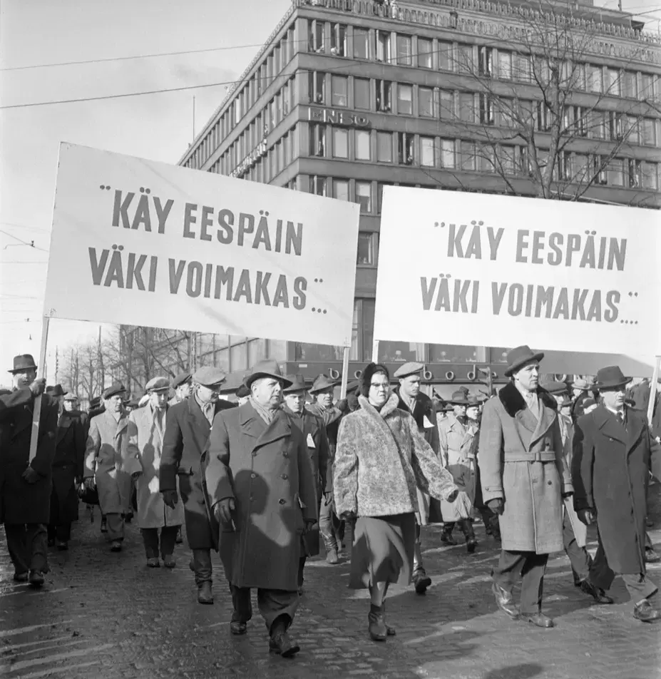 Mielenosoittajat Mannerheimintiellä