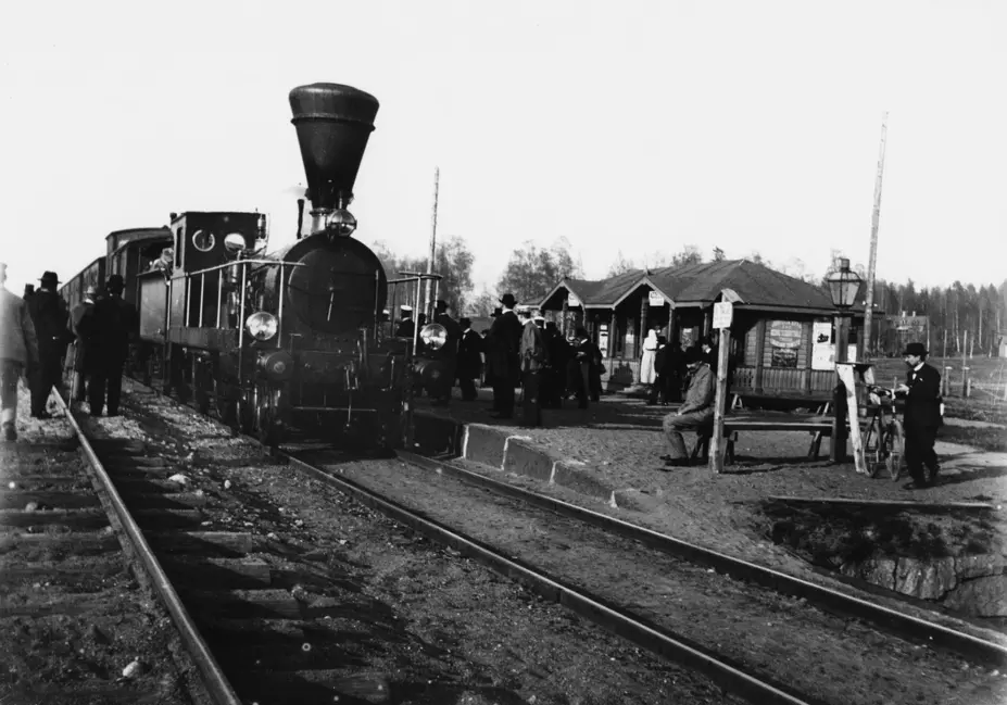 Juna Oulunkylän ensimmäisellä asemalla