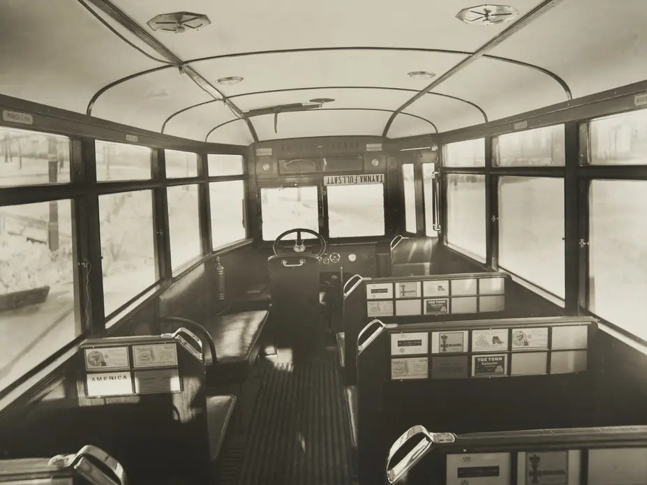 Interiör av en buss av märket Reo år 1928