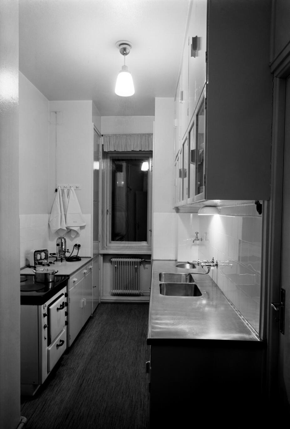 Uuden kivitalon keittiö 1930-luvulla