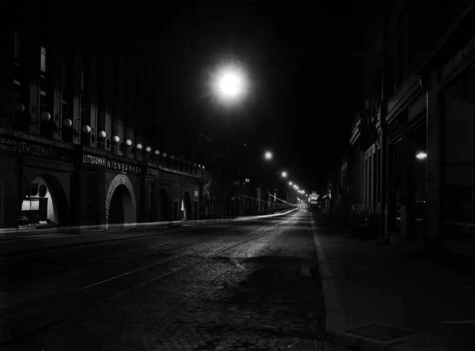 Aleksanterinkatu iltavalaistuksessa