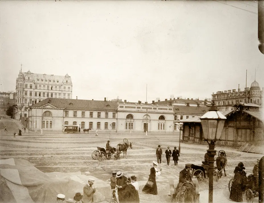Hyrvagnar med sina hästar och herrskap vid Södra hamnen på Packhustorget