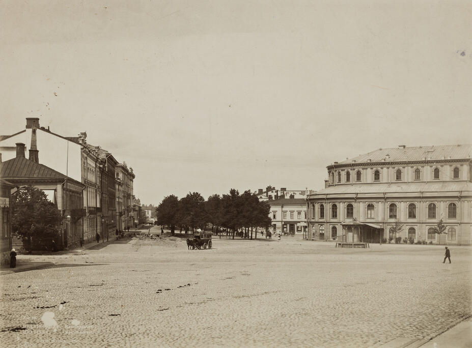 Hevosomnibussi kulkemassa Erottajantorilla