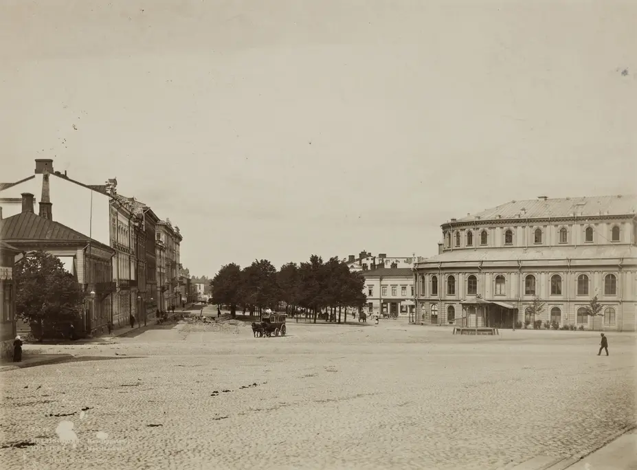 Hevosomnibussi kulkemassa Erottajantorilla