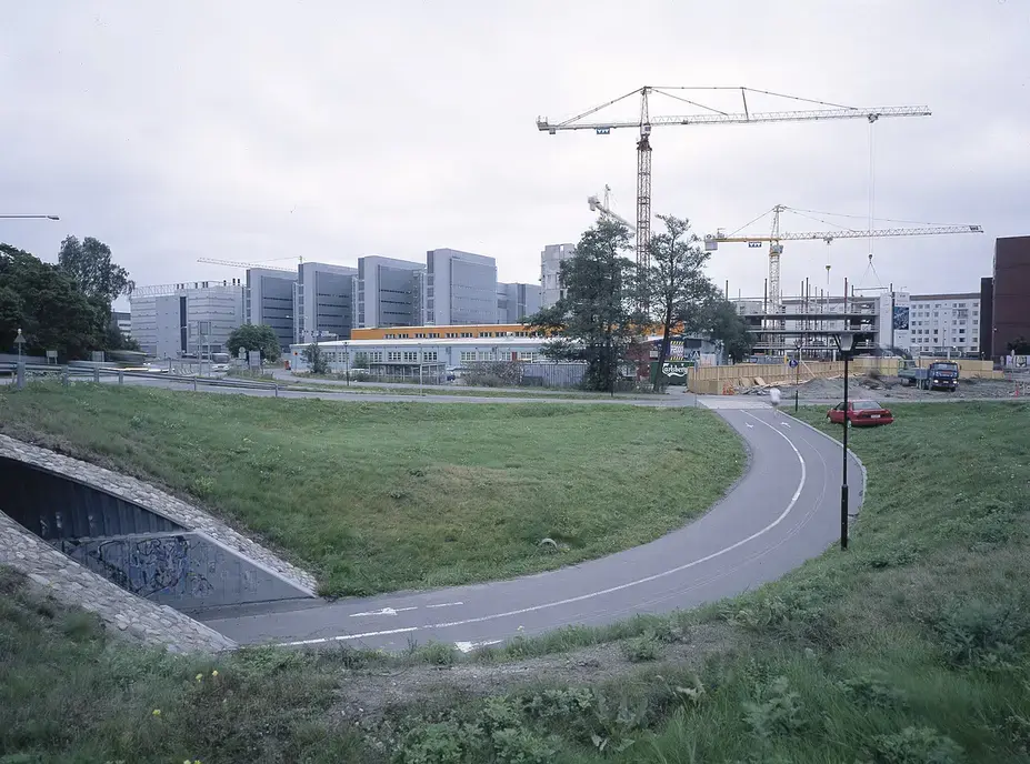 Lepakkoluola ja uudet toimistotalot