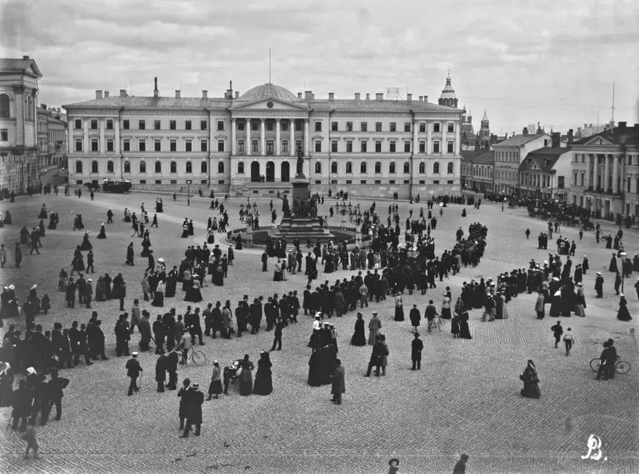 Säädyt palaavat Nikolainkirkosta valtiopäivien päättäjäisjumalanpalveluksesta