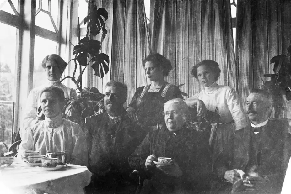 På Domarby herrgårds veranda