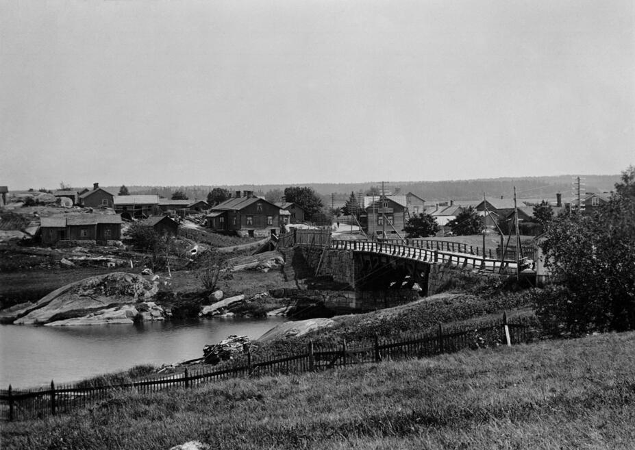 Näkymä Vanhankaupunginkosken sillan kupeesta itään Viikinrantaan päin
