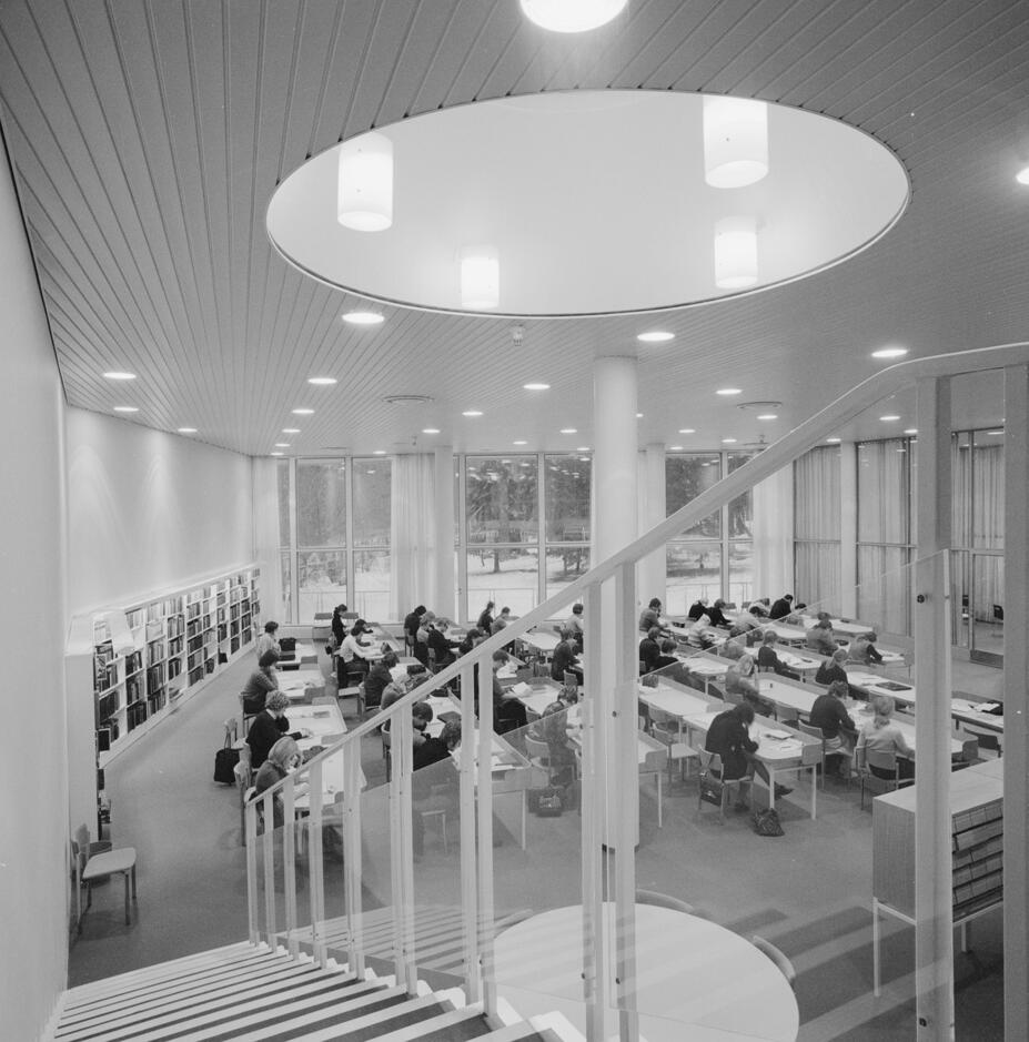 Töölön kirjaston lukusali 1970-luvulla
